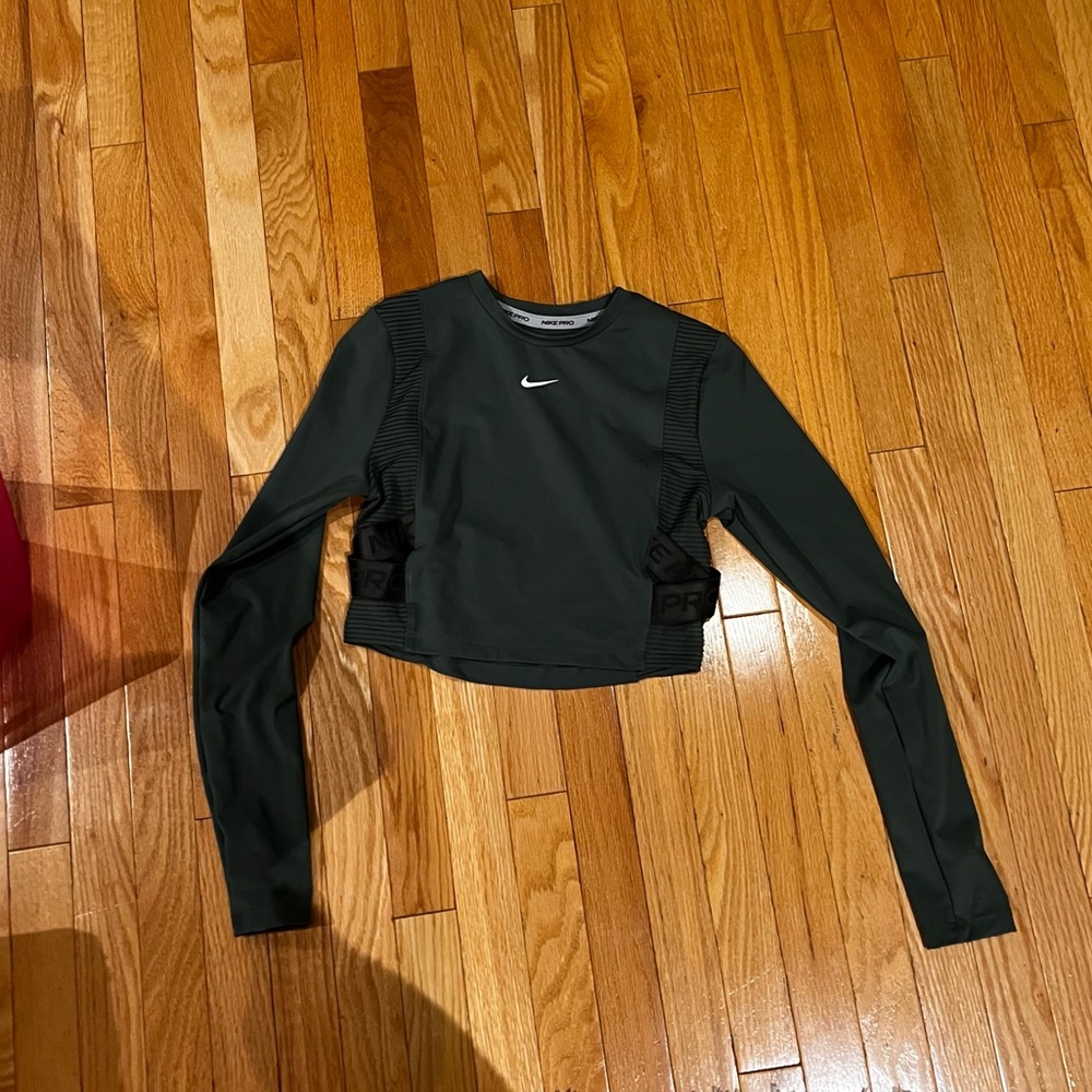 - Nike Pro AeroAdapt Longsleeve Crop Top